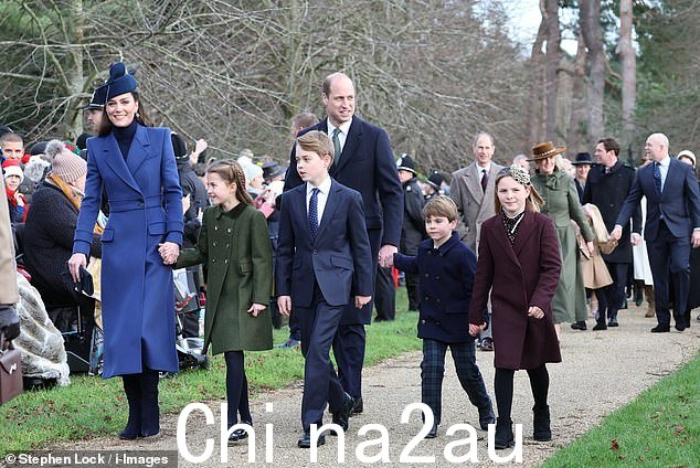 威尔士王子和王妃带着孩子夏洛特公主、乔治王子一起去教堂，乔治王子牵着米娅·廷德尔的手