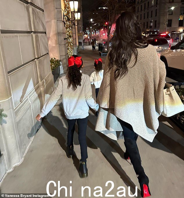 当她与 Bianka 和 Capri 一起沿着城市的街道行走时,从她身后拍摄了一张照片