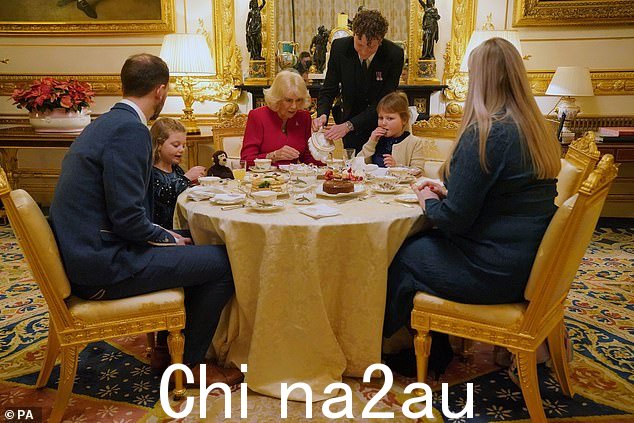 奥利维亚在确诊后不久就失明了,当卡米拉走进白色客厅喝私人茶时,她兴奋地跳了起来,大喊“您好,陛下”