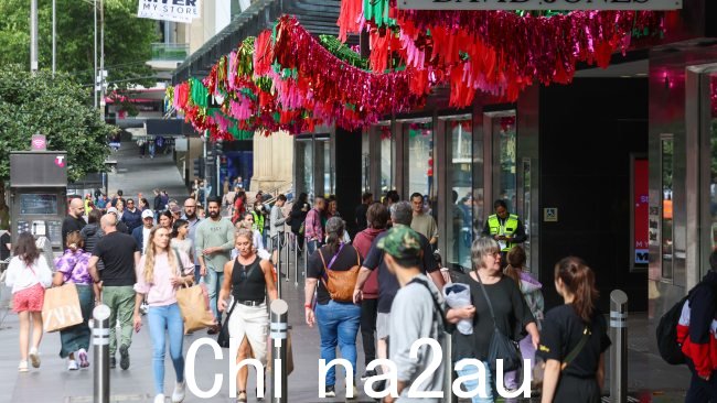 周二抵达 Bourke Street Mall 的购物者渴望度过圣诞节现金。图片:NCA NewsWire /Brendan Beckett