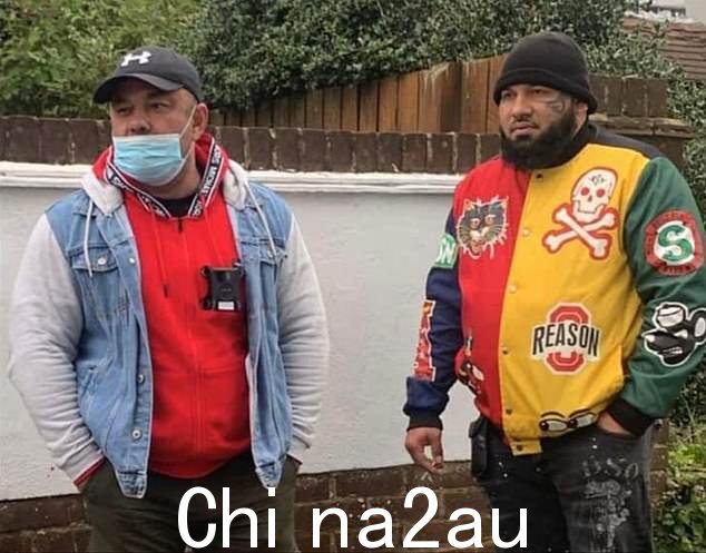 萨迪克汗雇佣的一些保安脸上有纹身,穿着印有头骨的衣服