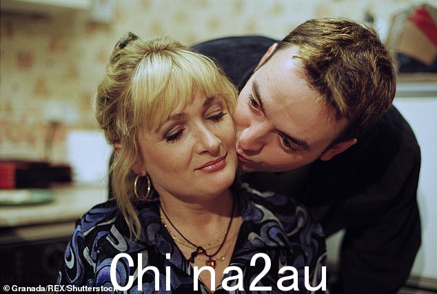 喜剧天才卡罗琳·阿亨 (Caroline Aherne) 在 BBC 二台的节日纪录片中受到《罗伊尔家族》合著者克雷格·卡什 (Craig Cash) 的表彰,她是一位臭名昭著的恶作剧者。她和克雷格·卡什 (Craig Cash) 在节目中一起合影1998 年