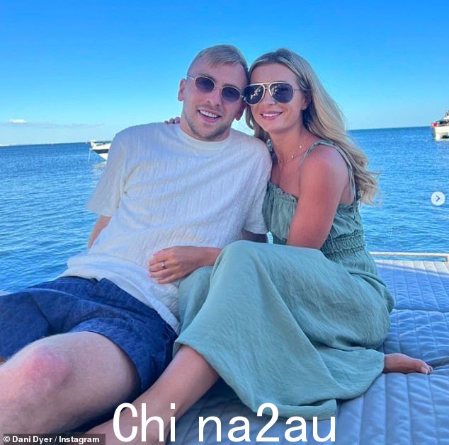 Dani Dyer 上个月在一篇甜蜜的帖子中庆祝了她与足球运动员男友 Jarrod 的两周年纪念日
