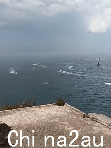 船员们面临着周二，黑色的风暴云从海角出现后。图片：TikTok