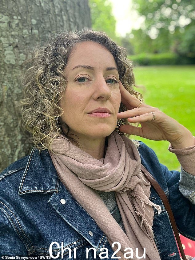 Sonja Semyonova,45 岁,图中与树在一起,她一直感到孤独,但她说她与树的新关系填补了空白,她说