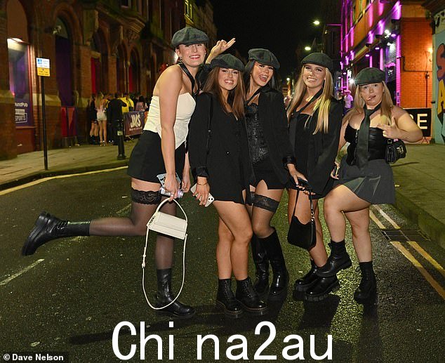 五个女孩穿着《浴血黑帮》风格的服装走上维冈街头,给人留下深刻印象