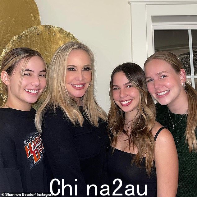 圣诞节那天,Beador 在社交媒体上分享了她和前男友三个女儿的照片,并写道:“感谢我的女儿们在这个假期”