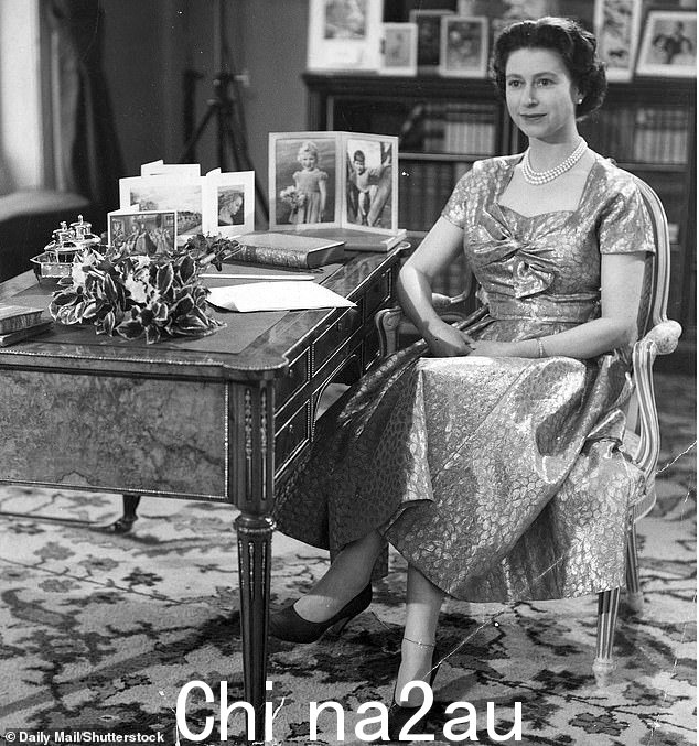 伊丽莎白女王在 1957 年向全国发表圣诞节致辞后拍摄的照片 - 这是第一次在电视和广播上播出