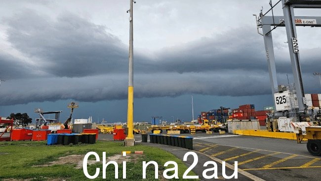 在港口可以看到不祥的风暴锋向大海移动植物学。图片：Facebook