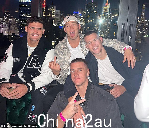 肯尼(右图)最近与他的一些彭里斯黑豹队队友一起访问了纽约,其中包括内森·克利里(左)
