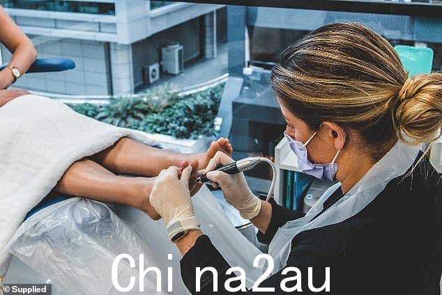 '请不要忽视脚。无论是皮肤干燥、脚部疼痛、关节肿胀还是指甲变色,最好去看足病医生。积极主动比被动应对要好,”她说