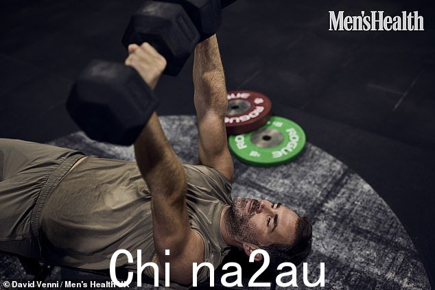 Eddie 的完整 10 周锻炼计划可以通过新的 Men's Health 应用程序访问,该应用程序专供 Men's Health Squad 成员使用。