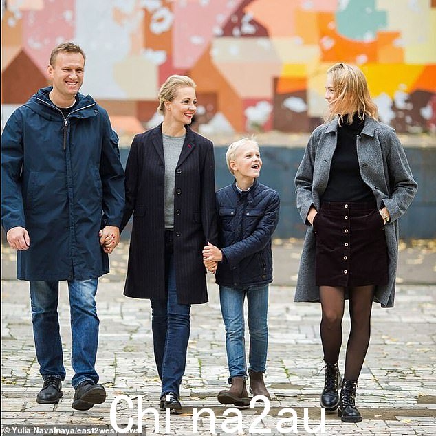 阿列克谢·纳瓦尔尼,47 岁,消失在普京险恶的监狱系统内。图为:阿列克谢(左)与妻子尤利娅(左二)及其孩子合影
