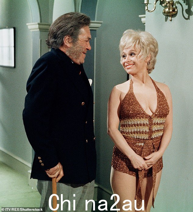 彼得·巴特沃斯 (Peter Butterworth) 是一个家喻户晓的名字,他在《继续》电影中扮演笨手笨脚的小丑。他在电影《Carry On Girls》中与芭芭拉·温莎 (Barbara Windsor) 一起出现