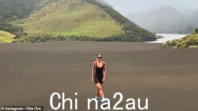 这位歌手分享了一系列 Instagram 快照,同时穿着一件超大的绿色雨衣和黑色紧身衣享受远程漫步