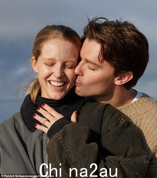 Patrick 在宣布与交往多年的女友 Abby Champion 订婚后不久就分享了这张节日主题的照片