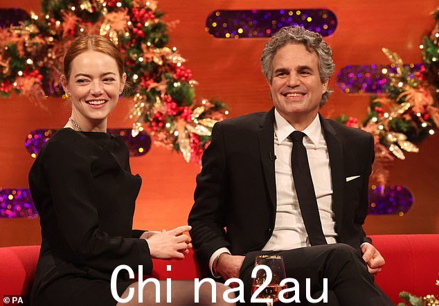 她接着承认:'我喜欢这个!',然后与联合主演马克·鲁法洛讨论她的新黑色喜剧《可怜的事情》,马克·鲁法洛也出现在节目中