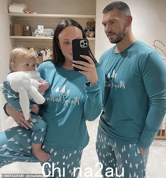这位前乔迪海岸明星与她的未婚夫和女儿阿尔巴一起飞出,短短十四个月,已经游历颇广了