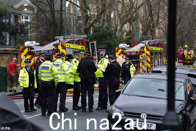 伦敦西部富勒姆西格雷夫路上的消防车和警察,消防队员正在扑灭伦敦演讲学校的大火