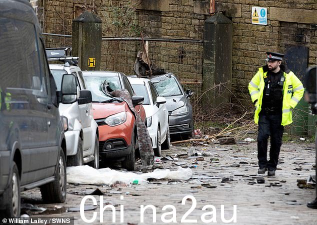 警察今天早上在大曼彻斯特的斯塔利布里奇检查龙卷风造成的损失