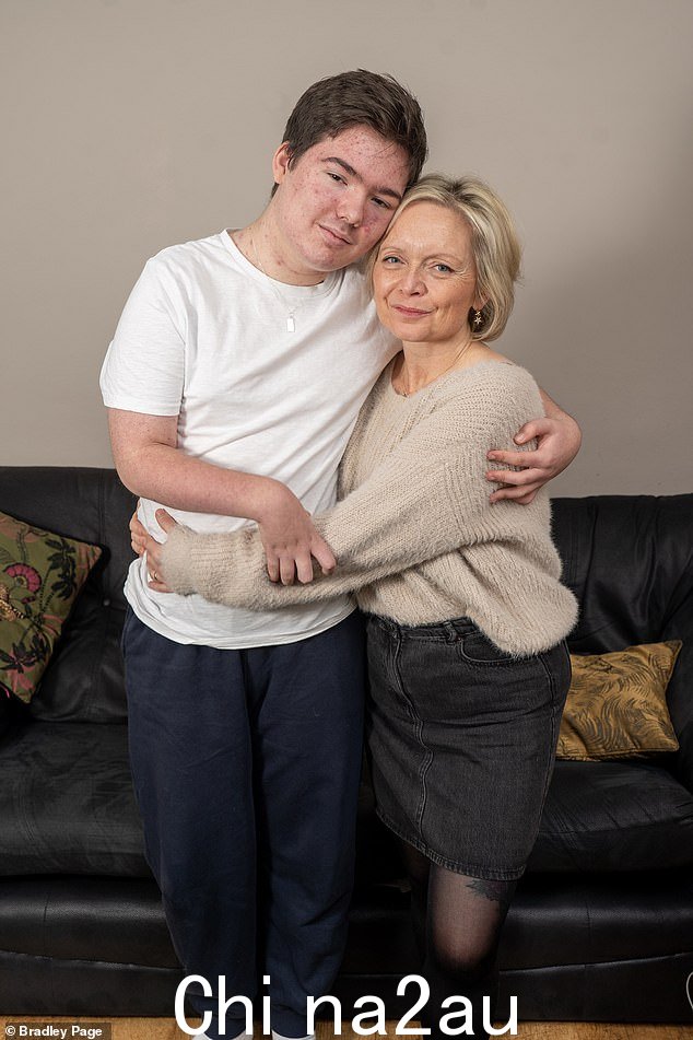 Luci Griffin 13 岁的儿子 Alfie(合照)六年前被诊断出患有顽固性癫痫,迄今为止,NHS 一直拒绝全家人使用医用大麻。但去年医生提出对阿尔菲进行半球切除术,这将涉及暂时切除他的一块头骨,以便对他的大脑进行手术