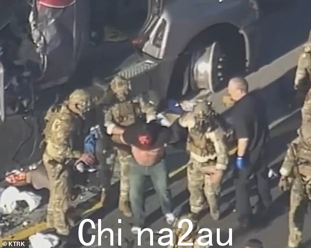 最终 - 下午 4 点左右周三 - 该男子被从出租车中救出,警察用担架走向血迹斑斑的男子
