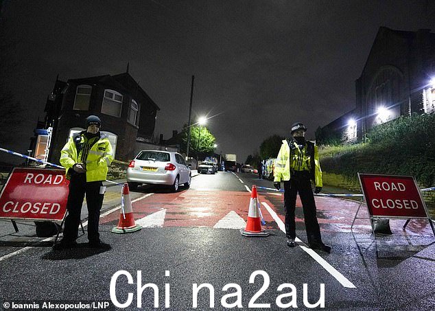 南约克郡警方启动谋杀案调查后,警察站在该地区设立的警戒线