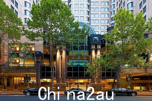 一名 35 岁男子周五在悉尼海德公园喜来登大酒店(上图)因涉嫌损坏房间并殴打一名工作人员而被捕
