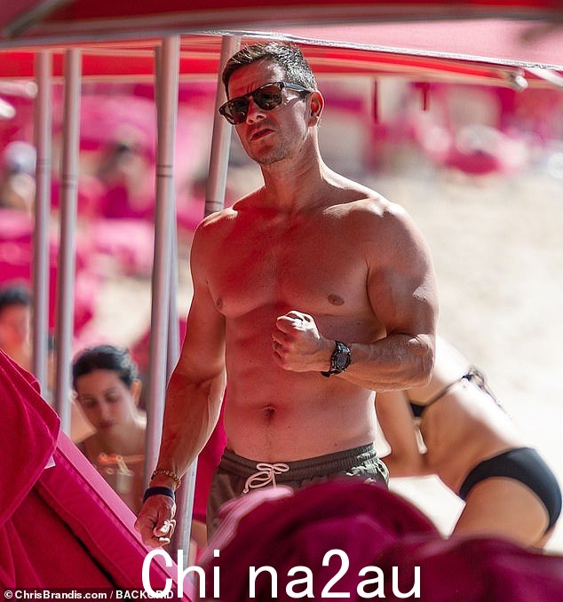 '没有休息日。不要等到新年,”马克周一写给他的 2740 万粉丝