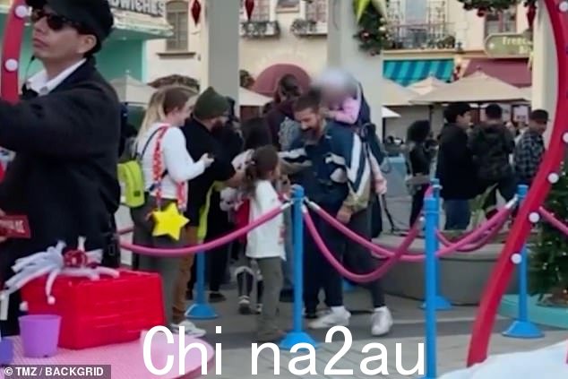 等待轮到:拉博夫在平安夜与他的小女儿排队等候与格林奇会面