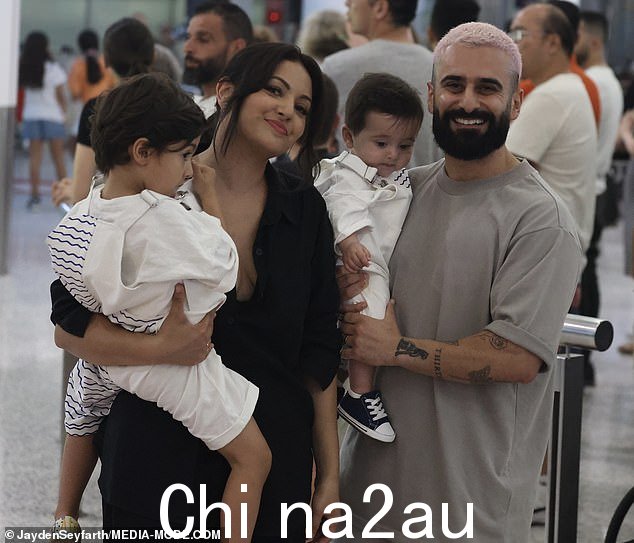 Gogglebox 澳大利亚最爱 Matty 和 Sarah Fahd 在悉尼机场与他的迪拜 Bling 明星兄弟 Kris Fade 重聚时,看起来精神状态很好。图为:Matty 和 Sarah 以及儿子 Malik 和 Lyon