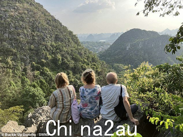 一家人在中国欣赏风景。他们经过陆地和海上最远抵达东帝汶,但由于缺乏船只,他们不得不通过短途飞行完成最后 300 英里的路程,以允许他们完成旅程