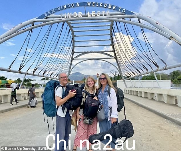 西奥、罗莎和香农抵达东帝汶。这对具有环保意识的三人组于今年 8 月 16 日离开英格兰西南部的家,开始从卡里城堡火车站前往悉尼的旅程