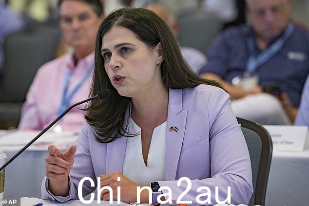科罗拉多州国务卿耶娜·格里斯沃尔德(Jena Griswold,摄于 2022 年 7 月 8 日)宣布特朗普将继续参加投票,但表示支持该州最高法院的裁决,她说:“科罗拉多州最高法院说得对……鉴于即将到来的总统初选,我敦促美国最高法院迅速采取行动'