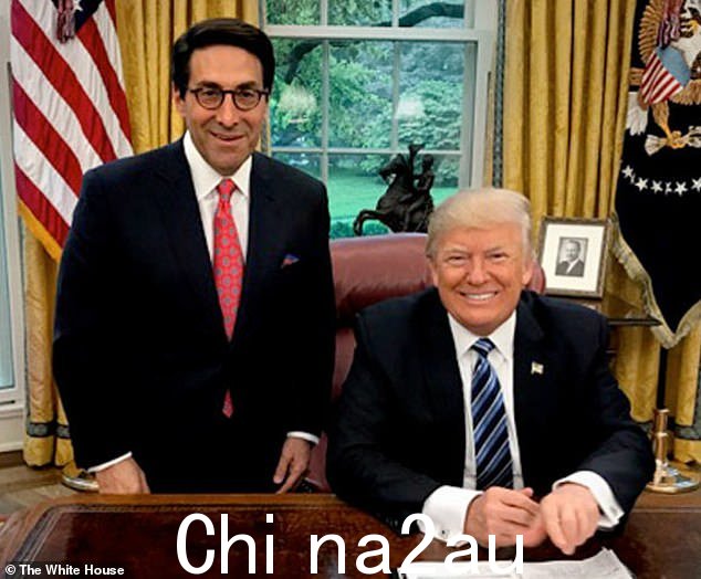 前特朗普律师杰伊·塞库洛(Jay Sekulow)(如图,左)向科罗拉多州共和党提交请愿书,上诉美国最高法院科罗拉多州最高法院以 4 比 3 的裁决阻止唐纳德·特朗普参加 2024 年大选ballot