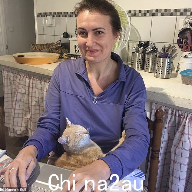 汉娜在英国的一家公关公司担任自由职业者,但这对夫妇通过在旅行时做一些零工来节省成本,例如照顾宠物或照顾家庭。照片中汉娜试图为她工作猫坐在法国的电脑上