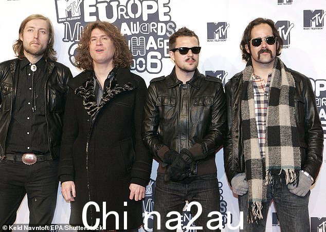 The Killers 凭借本月跨越职业生涯的 Rebel Diamonds 合辑登上排行榜榜首,但这将是另一张专辑——他们 2004 年首张《Hot Fuss》的 20 周年纪念日