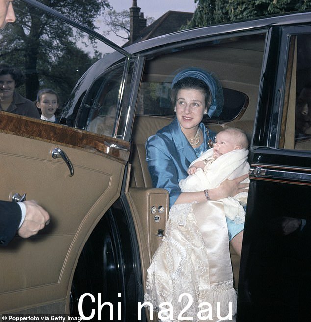 亚历山德拉公主和她的儿子詹姆斯,1964 年 5 月受洗后返回里士满的茅草屋旅馆