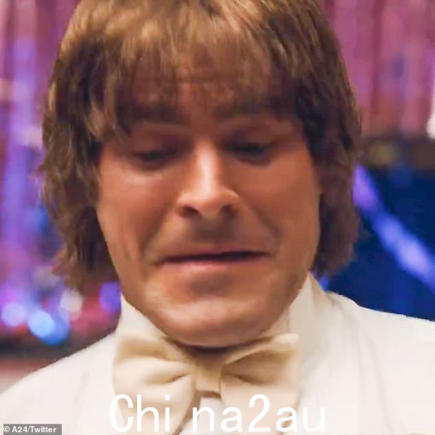 埃夫隆在戏剧性电影中的庆祝场景中微笑