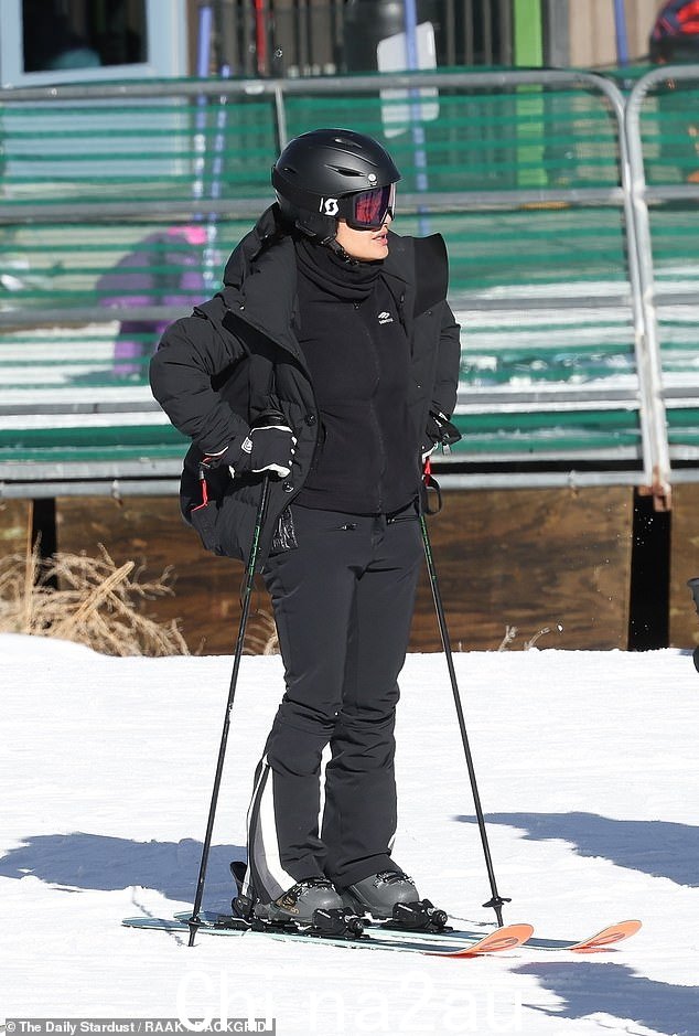 这位 57 岁的弗里达明星在冒险时穿着全黑滑雪装备,包括头盔、护目镜和手套