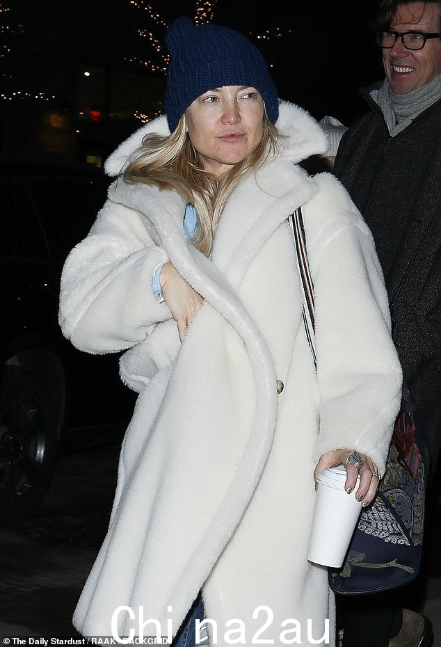 凯特·哈德森 (Kate Hudson) 在科罗拉多州寒冷的阿斯彭夜间郊游时展示了她完美无瑕的肤色