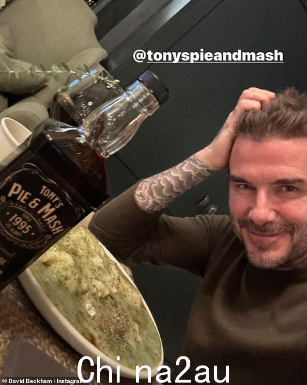 周四,48 岁的大卫·贝克汉姆 (David Beckham) 狼吞虎咽地吃着一盘浇上一勺酒酱的馅饼和土豆泥
