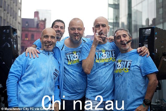 佩普·瓜迪奥拉和他值得信赖的团队,包括埃斯蒂亚特(右)庆祝三冠王胜利