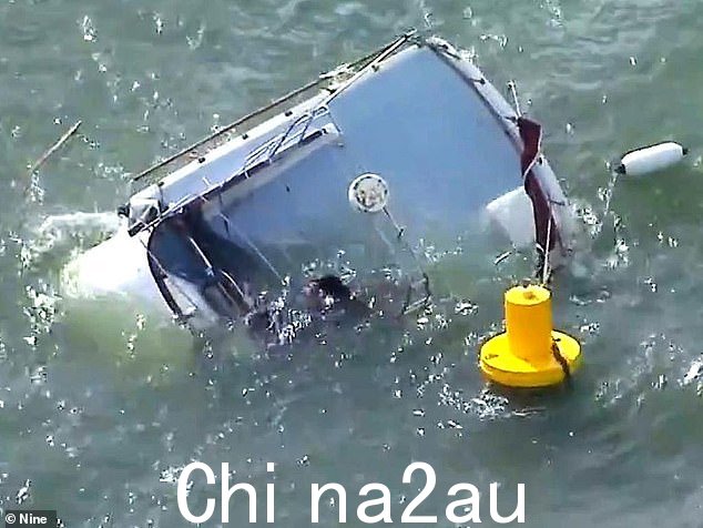 这艘 39 英尺长的船只(如图)在周二下午袭击昆士兰东南海岸的狂风暴雨中遭受重创