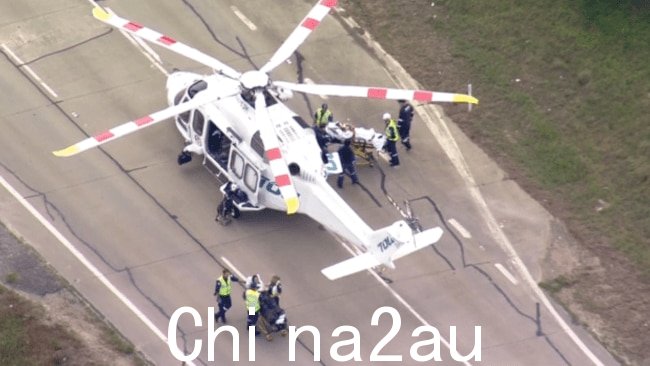 两架救援直升机被用来将一些伤者运送到悉尼的韦斯特米德医院。图片：澳大利亚天空新闻