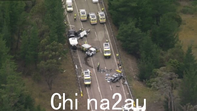 五人新南威尔士州发生致命多车相撞事故,造成两人死亡、15 人受伤,目前情况危急。图片:澳大利亚天空新闻