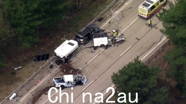 事故的航拍镜头显示，一辆严重受损的蓝白双排座小货车靠近一辆翻倒的拖车，越野车散落在一辆坠毁的 SUV 旁边。图片：澳大利亚天空新闻