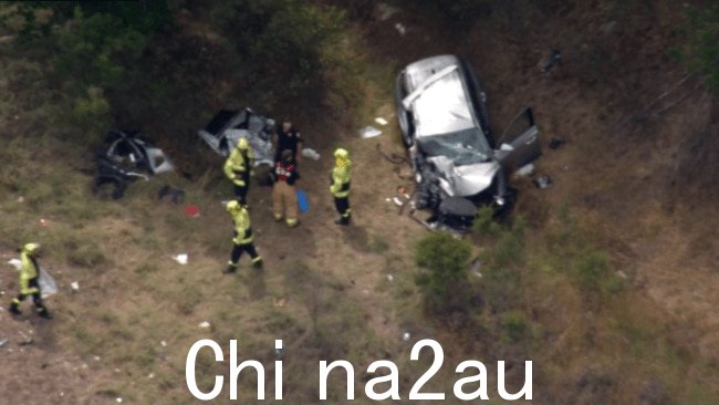 事故中一辆 SUV 的残骸停在路边约10米处。图片：澳大利亚天空新闻