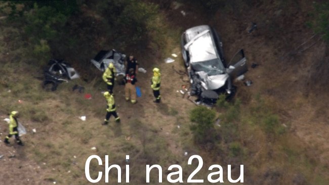 事故中一辆 SUV 的残骸停在路边约10米处。图片:澳大利亚天空新闻