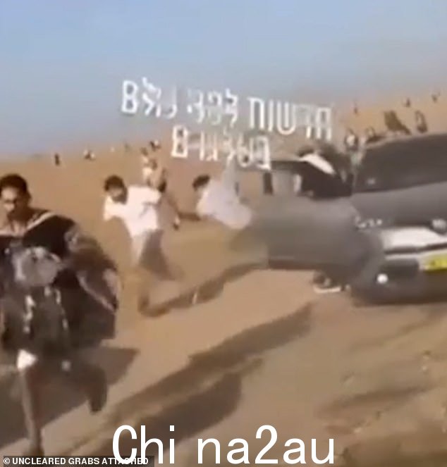 人们在诺瓦大屠杀外看到哈马斯枪手冲刺
